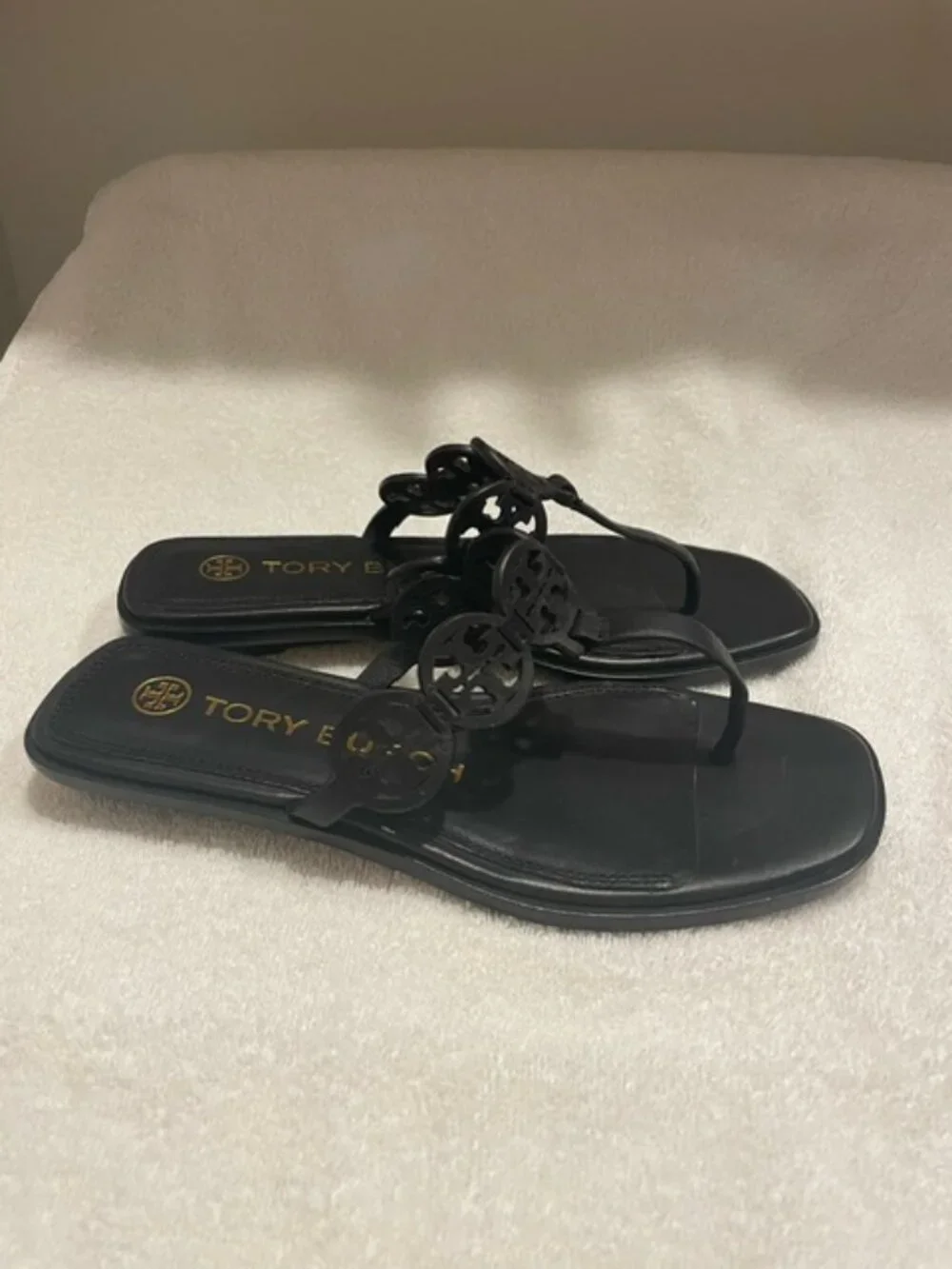 Tory Burch Black Leather Tiny Miller Logo Thong Sandal, size 6 EUC